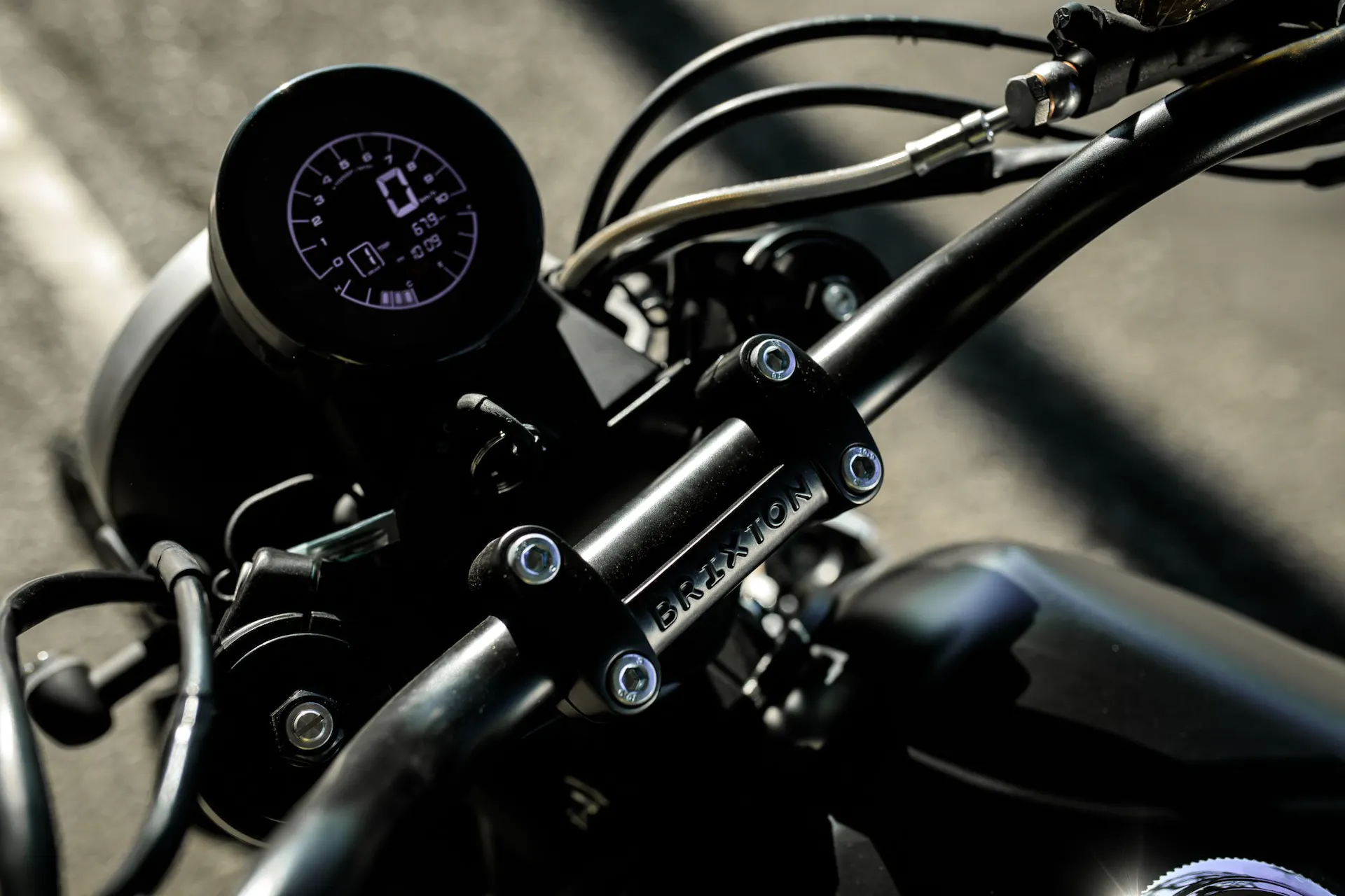 BRIXTON MOTORCYCLES Crossfire 500X 丸型液晶ディスプレイ 輸入発売元MOTORISTS